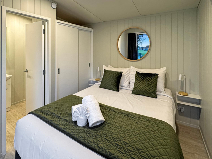 Bedroom 3, Shelly Beach TOP 10 Holiday Park Inn, Thames-Coromandel
