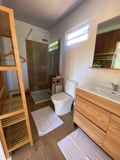 Bathroom 3, Fare Maraea