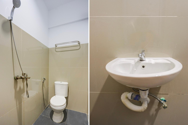 Bathroom 4, Capital O 93076 Batam Backpacker Guesthouse 2, Batam