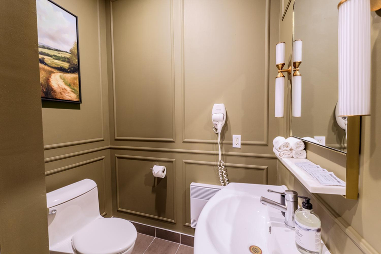 Bathroom 2, Self Check-In Boutique Hotel - Quartier latin - Room 301, Montréal