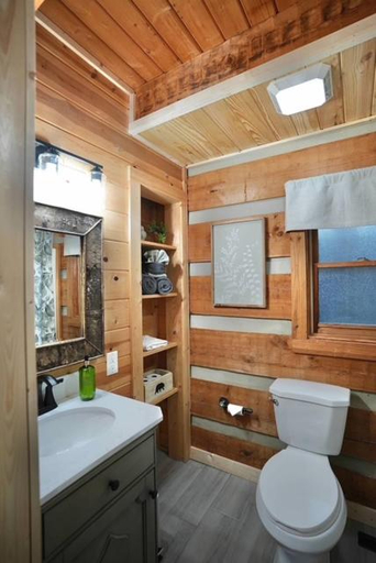 Bathroom 3, Rustic Rewind, Sevier