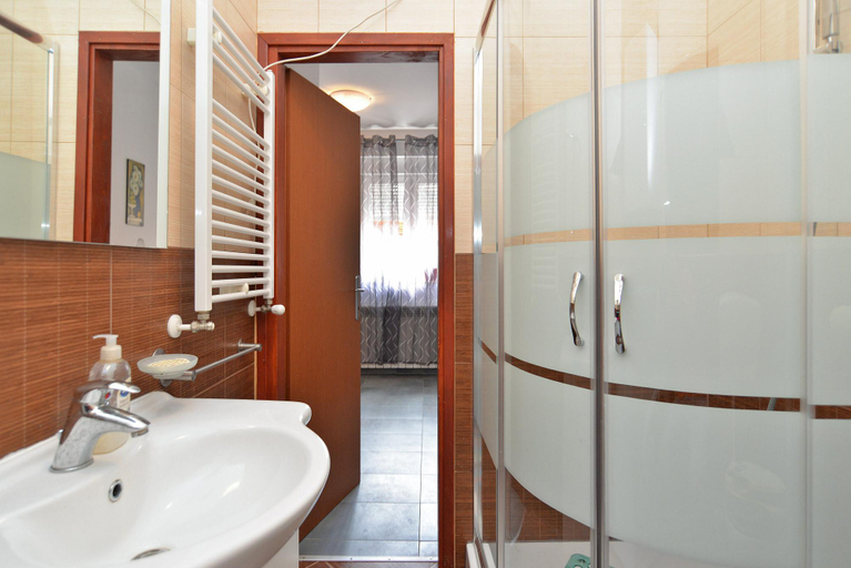 Bathroom 4, Apartment 295, Pula