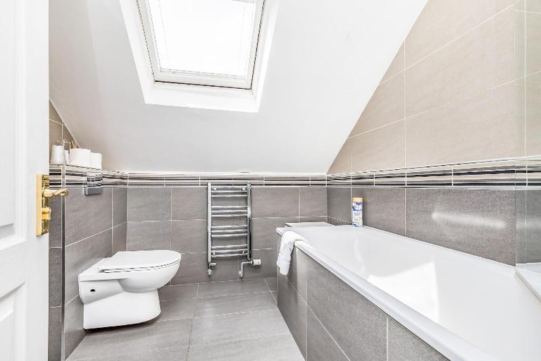 Bathroom 3, Ashbys Accommodation & Spa hire, Portsmouth