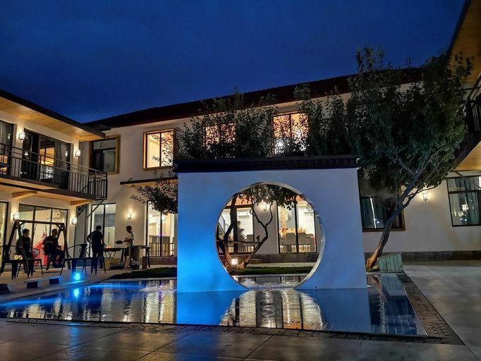 Exterior & Views
