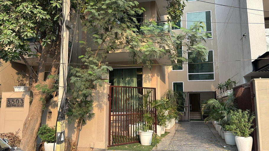 Exterior & Views