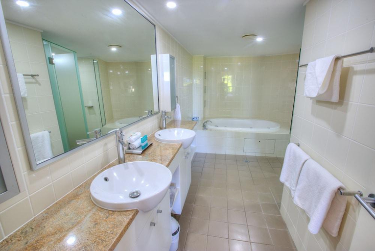 Bathroom 4, Pavillions on 1770, Miriam Vale