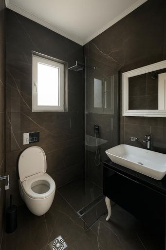 Bathroom 2, Oceanic Luxury Apartments, Sarandës
