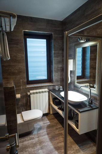 Bathroom 2, Log In Rooms, Zagreb
