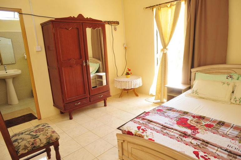 Bedroom, Chez Ronald Guest House