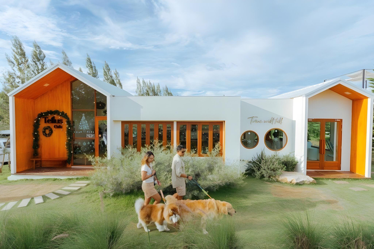 Exterior & Views