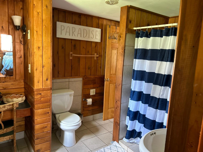 Bathroom, Sure Game Wilderness Resort, Itasca
