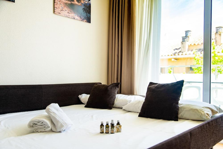 Bedroom 3, Aparthotel Ona Palamos, Girona
