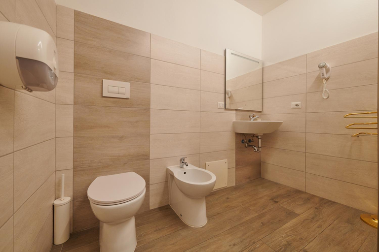 Bathroom 4, Casa Santo Nome di Gesu, Florence