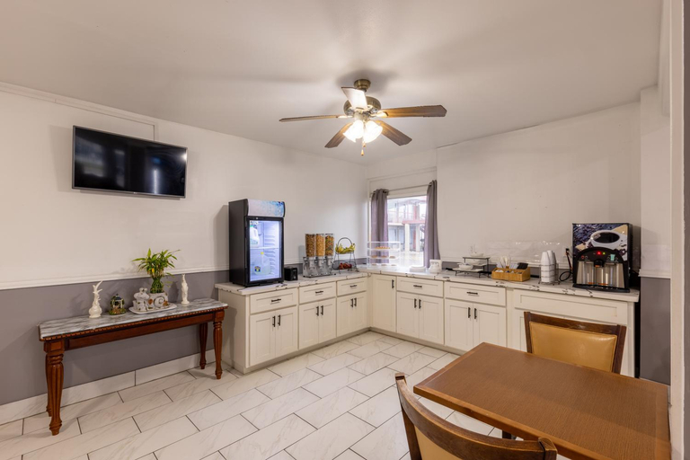 Food and beverages, Executive Inn, Bee