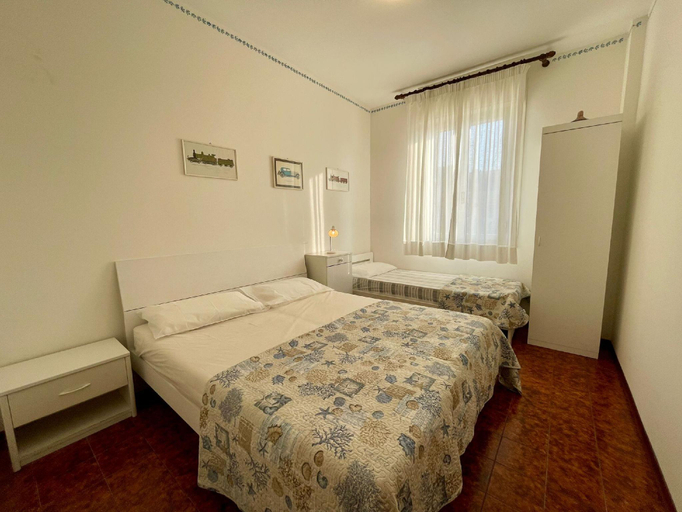 Bedroom 2, Sea Front Apartment With Swimming Pool And C Tennis, Venezia
