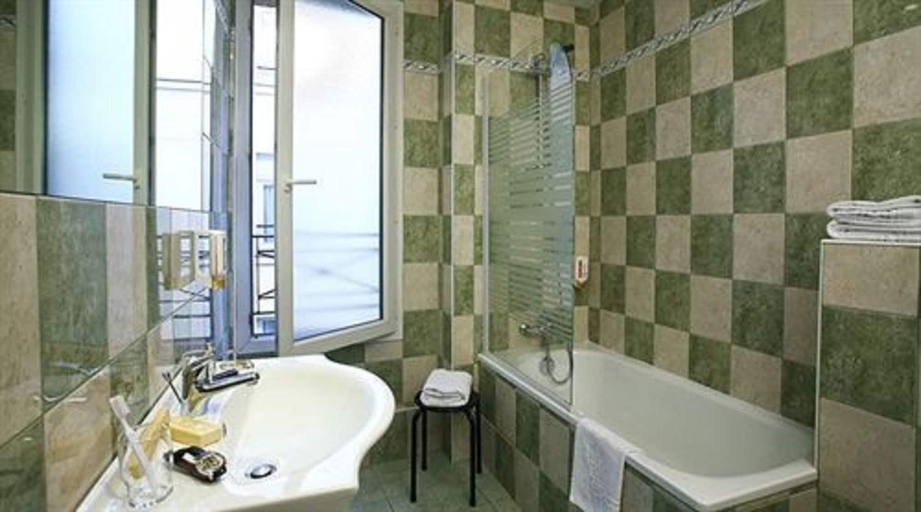 Bathroom 3, Hôtel Parisiana, Paris Gare de l'Est, Paris