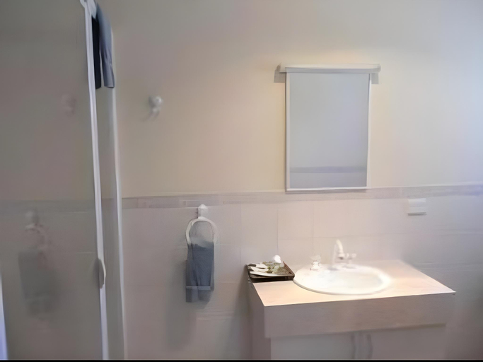 Bathroom 2, Kitty's Place, West Coast