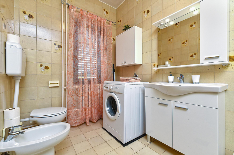 Bathroom 3, Apartment 417, Medulin
