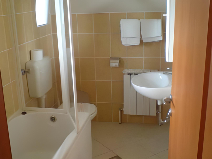 Bathroom 3, Gec, Zagreb