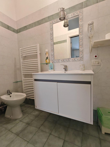 Bathroom 2, Gullo Capo Vaticano, Vibo Valentia
