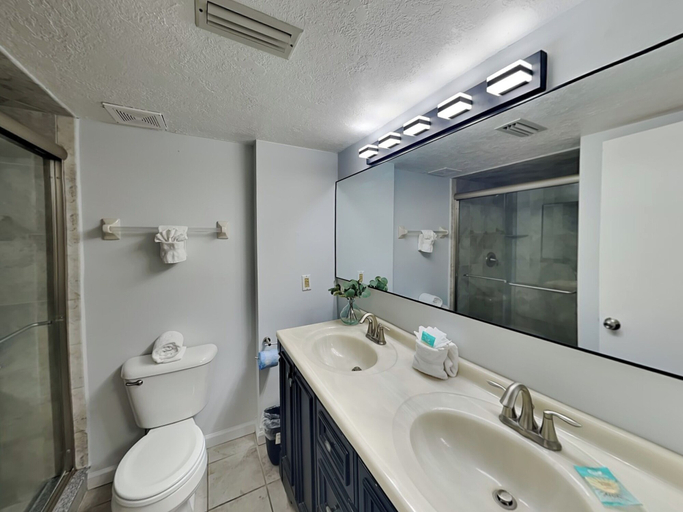 Bathroom, Beachcomber 403 by Distinctive Beach Rentals, Duval