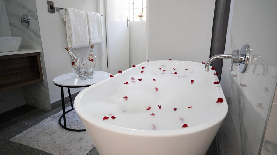 Bathroom 3, Alveston Manor Small Hotel, Nkangala