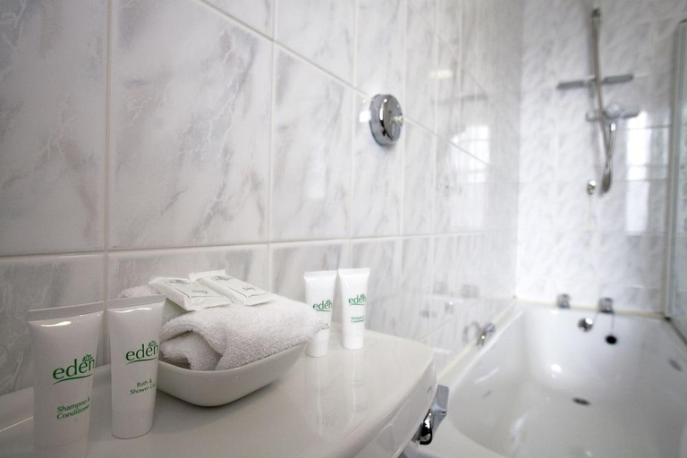 Bathroom 3, Queens Hotel, Shetland Islands