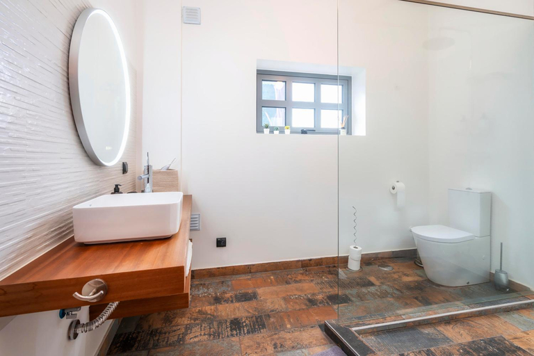 Bathroom 4, Oakmoon House, Faro