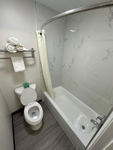 Bathroom 3, Sunset Inn, McCulloch