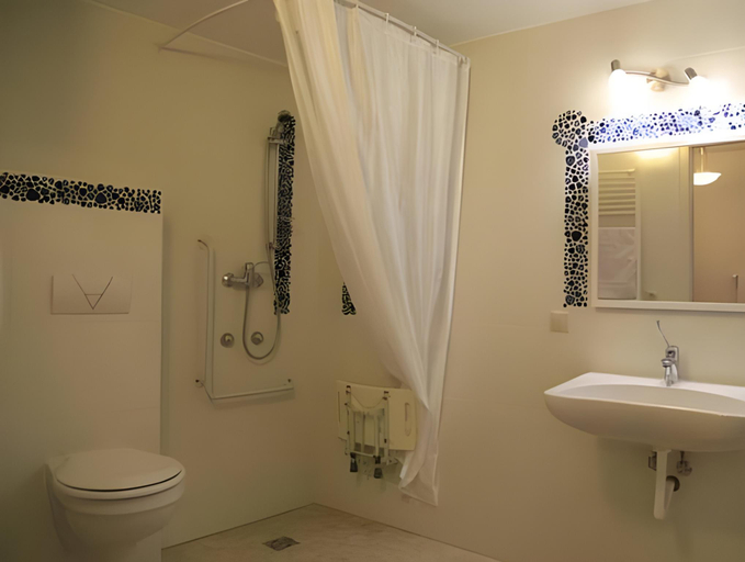 Bathroom 3, LuDo Apartman Hotel & Spa, Makó