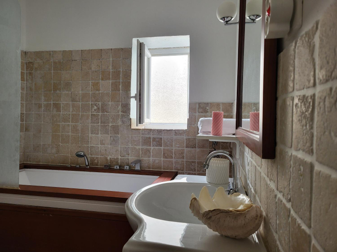 Bathroom 5, Chambre avec parties communes en bord de mer, Aude