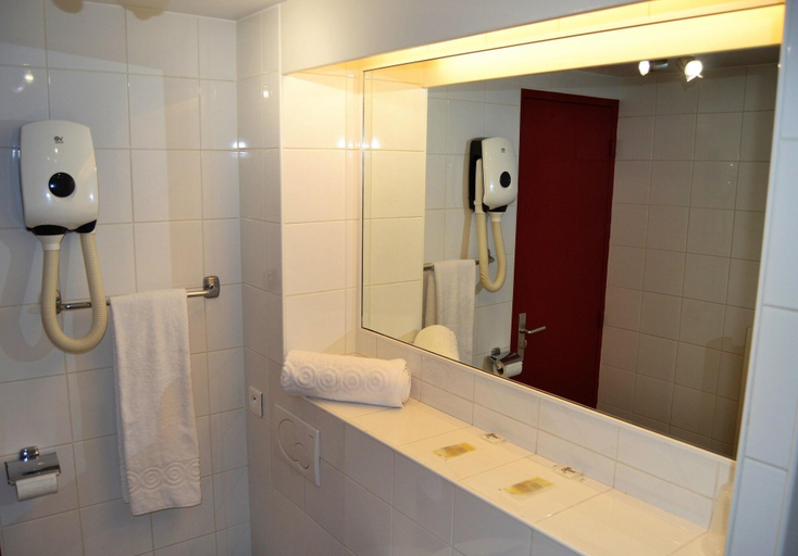 Bathroom 3, KYRIAD CREIL - Chantilly Nord, Oise