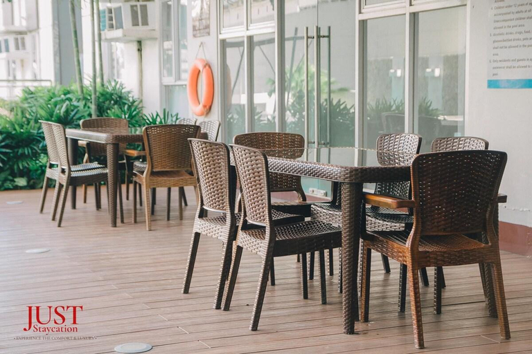 Food & Drinks 5, Centrio Tower w/ Netflix + WiFi, Cagayan de Oro City
