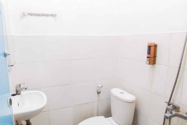 Bathroom 3, Capital O 3092 Falah Residence Syariah, Padang