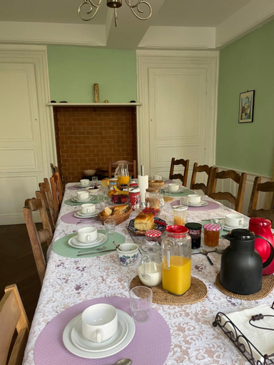 Others 3, L'Escapade Place Voltaire, Yonne