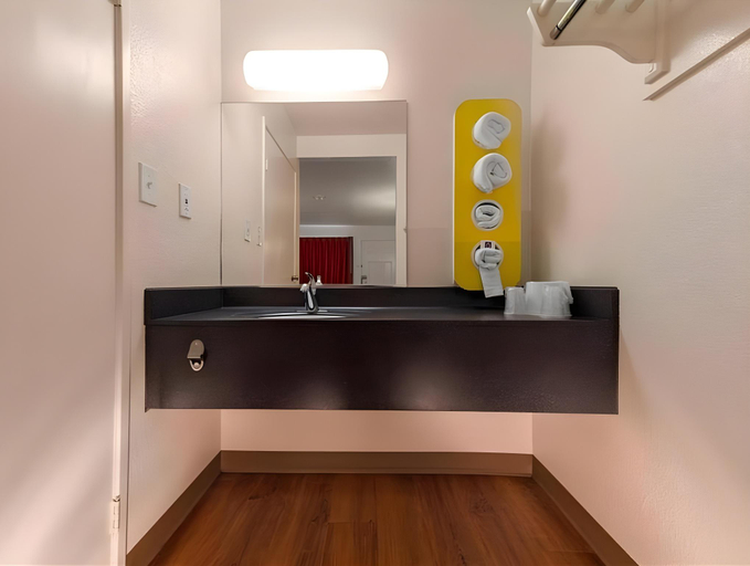 Bathroom 4, Motel 6 Burlington, ON - Toronto West - Oakville, Halton
