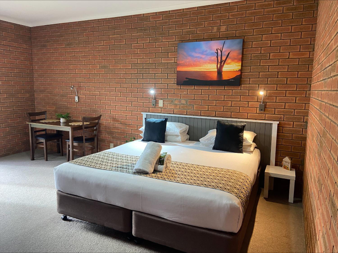 Bedroom 2, Ashleigh Court Motor Inn and Cabins, Corowa
