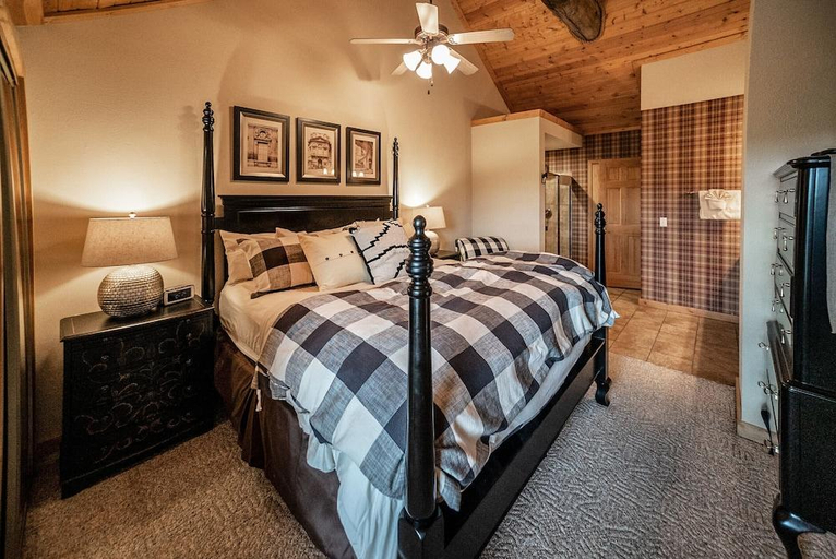 Bedroom 2, Cabins at Grand Mountain by Thousand Hills Resort, Taney
