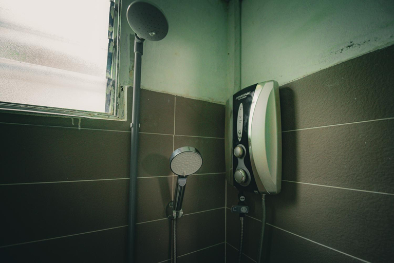 Bathroom 3, MKB Homestay - Landed Studio room with 2 Queen bed and Free Parking, Shah Alam