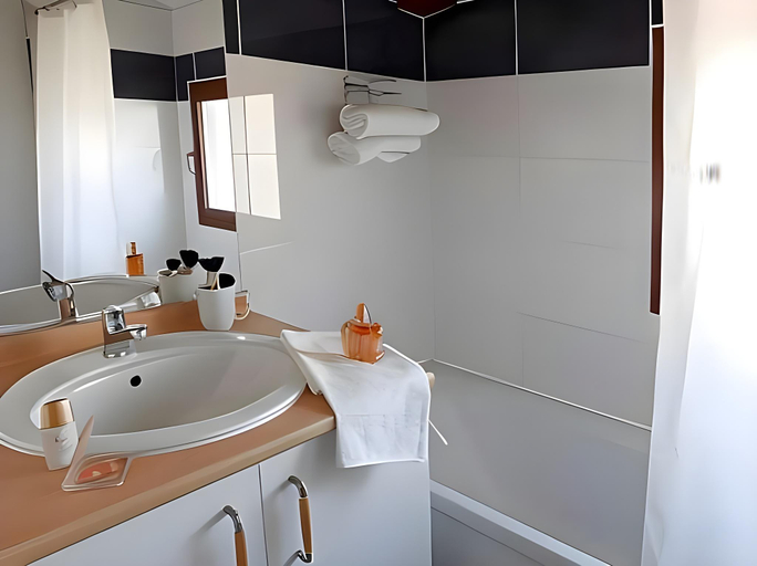 Bathroom, Adonis Carcassonne, Aude
