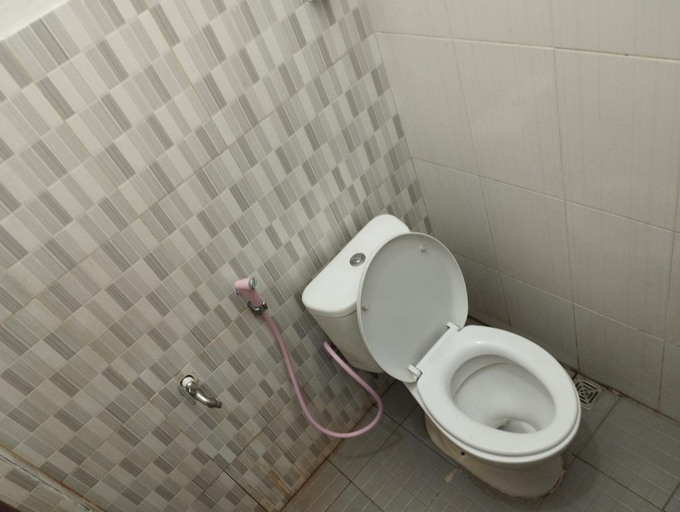Bathroom, Hotel O Wisma Bunda Syariah Near Man Pinrang, Pinrang