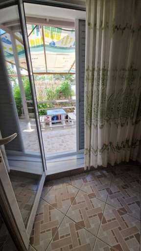 Others 5, Villa Minaj, Sarandës