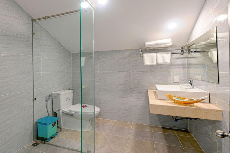 Bathroom 3, Phuoc An Hotel, Da Nang