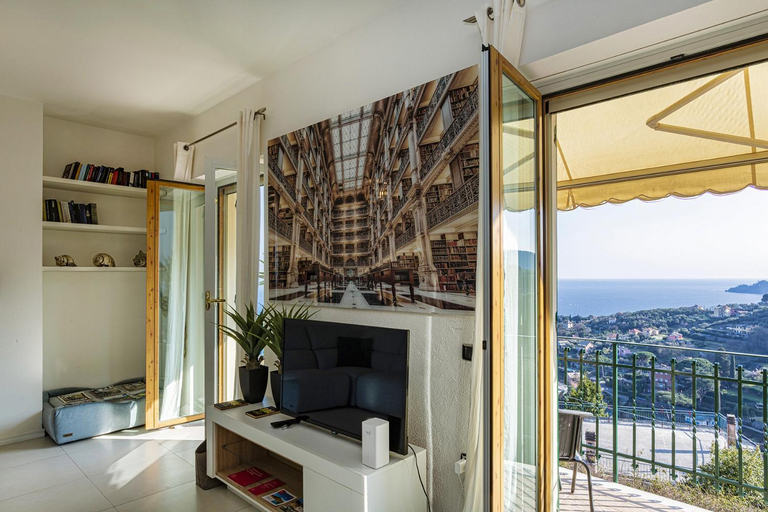 Shared lounge/TV area 4, Elegant sea view apartment by Wonderful Italy, Genova