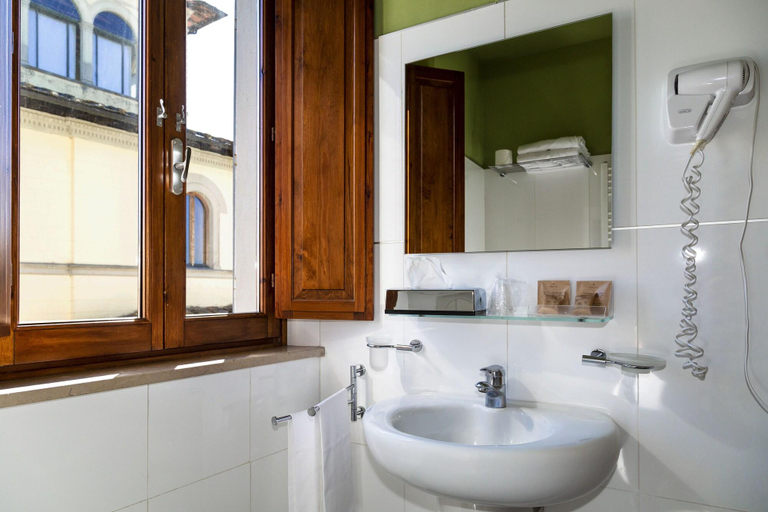 Bathroom 3, Villa Montarioso, Siena