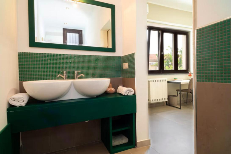 Bathroom 2, A Casa Nostra, Catania