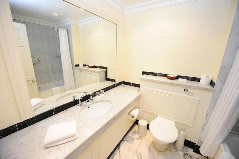 Bathroom 4, Butler Arms Hotel