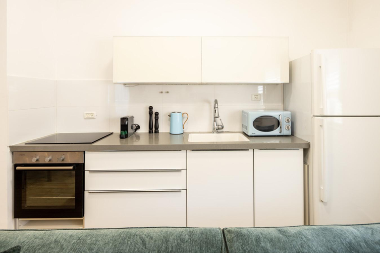 Others 5, Stylish 3BR Apt w Balcony 5 min Walk from Beach