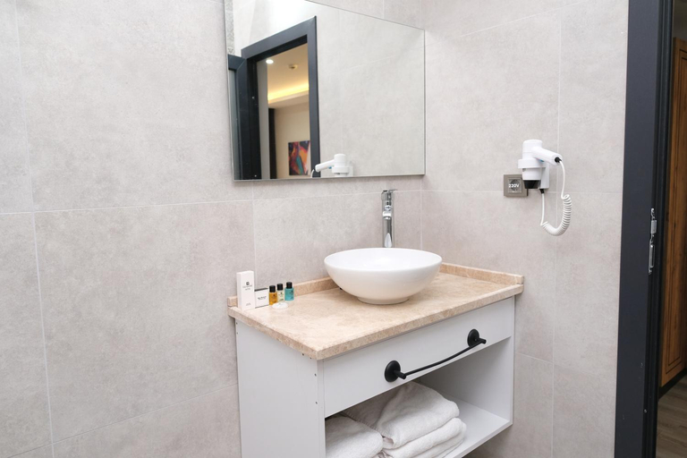 Bathroom 4, The Marine Hotel, Arsin