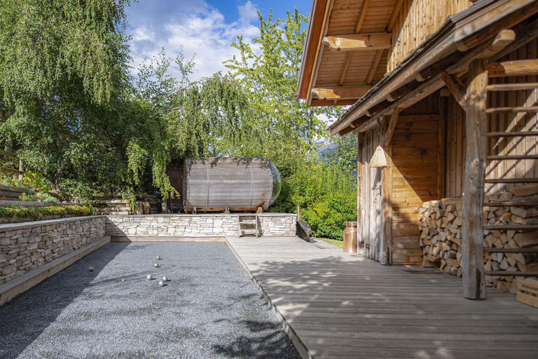 Exterior & Views